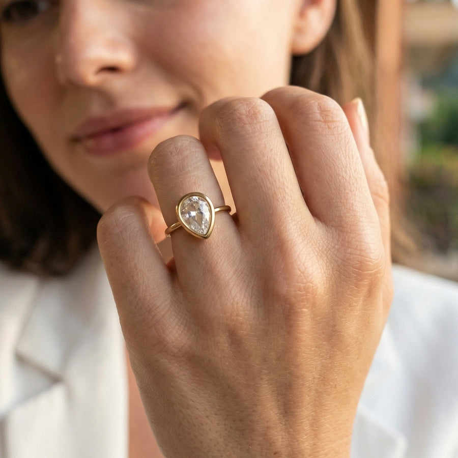 Pear Solitaire Ring - Gold – demi-fine ring, 18K PVD gold, waterproof | Éktaraa