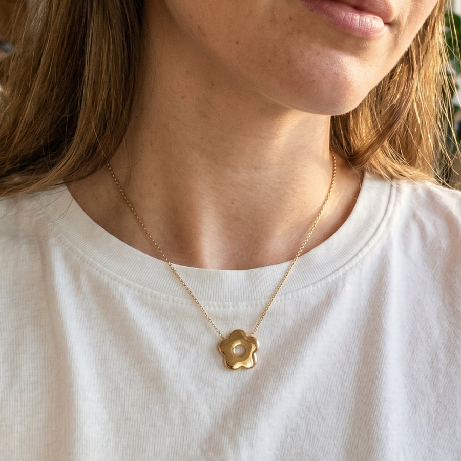 Gold Bloom Pendant Necklace – demi-fine necklace, 18K PVD gold, waterproof | Éktaraa